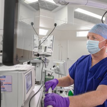 A surgeon looks at a monitor in theatre